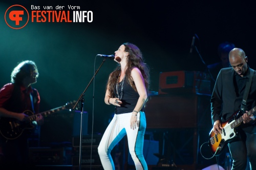 Alanis Morissette op Bospop 2012 foto