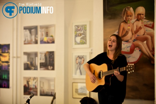 Áslaug Vigfúsdóttir op Young Talent Popping Up - 12/7 - Pop Up Galerie foto