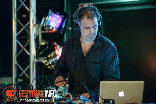 Michel Banabila op Summer Darkness 2012 foto