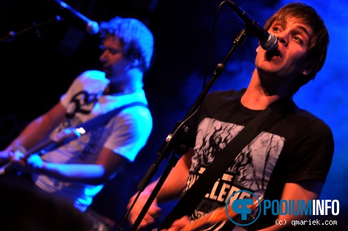 Glasses & Mustaches op Only Seven Left - 20/10 - Metropool foto