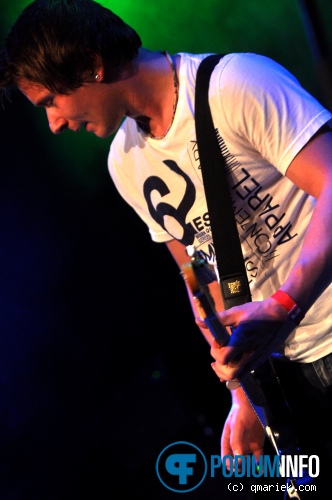 Glasses & Mustaches op Only Seven Left - 20/10 - Metropool foto