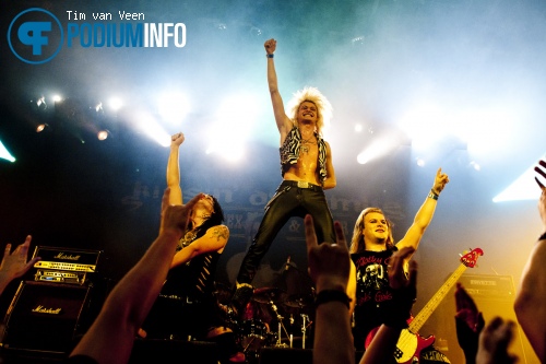Kissin' Dynamite op DragonForce - 26/11 - Melkweg foto