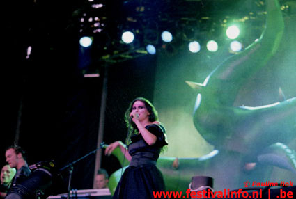 Within Temptation op Wâldrock 2002 foto