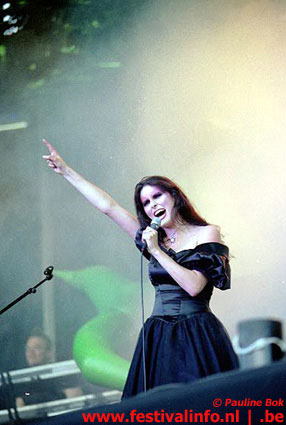 Within Temptation op Wâldrock 2002 foto