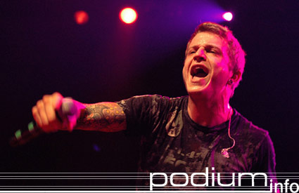 Atreyu op Atreyu + 36 Crazyfists - 12/9/06 - Effenaar foto