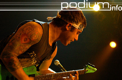 Atreyu op Atreyu + 36 Crazyfists - 12/9/06 - Effenaar foto