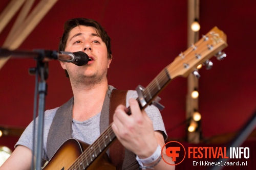 Jaimi Faulkner op Bevrijdingsfestival Overijssel 2013 foto