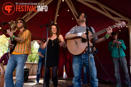 Hubble Orkestar op Bevrijdingsfestival Overijssel 2013 foto