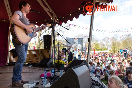 Jaimi Faulkner op Bevrijdingsfestival Overijssel 2013 foto