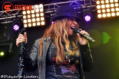 Trijntje Oosterhuis op Bevrijdingsfestival Wageningen 2013 foto