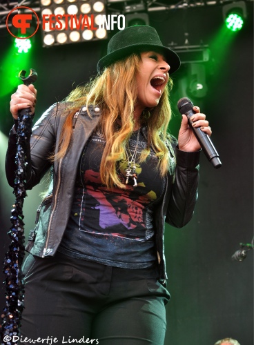 Trijntje Oosterhuis op Bevrijdingsfestival Wageningen 2013 foto