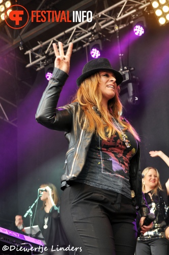 Trijntje Oosterhuis op Bevrijdingsfestival Wageningen 2013 foto