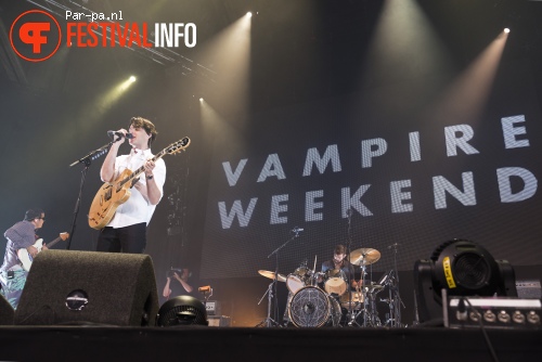 Vampire Weekend op De Wereld Draait Buiten 2013 foto