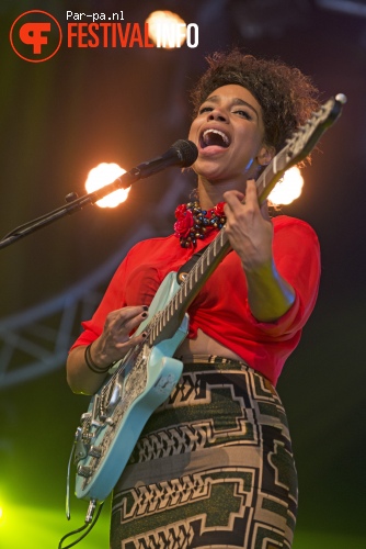 Lianne La Havas op De Wereld Draait Buiten 2013 foto