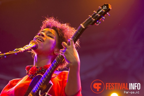 Lianne La Havas op De Wereld Draait Buiten 2013 foto