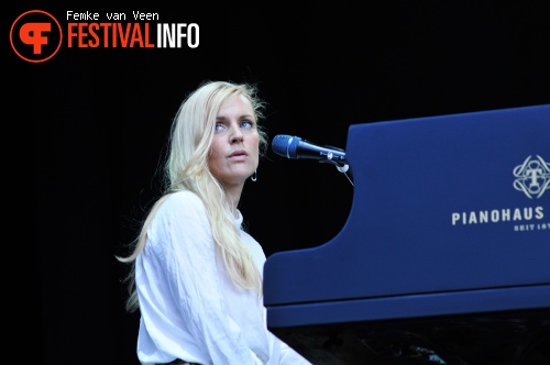 Agnes Obel op MS Dockville Festival 2013 foto