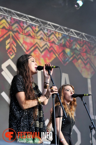 Crystal Fighters op MS Dockville Festival 2013 foto