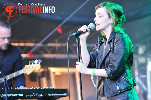 Chvrches op MS Dockville Festival 2013 foto