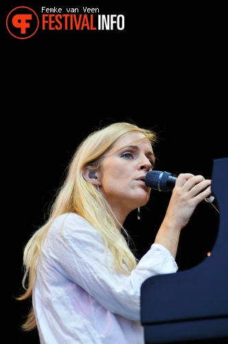 Foto Agnes Obel op MS Dockville Festival 2013