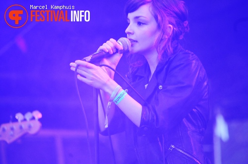 Chvrches op MS Dockville Festival 2013 foto