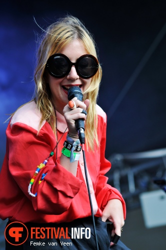 Foto Austra op MS Dockville Festival 2013