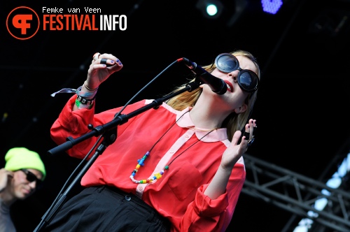 Austra op MS Dockville Festival 2013 foto