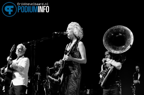 St. Vincent op David Byrne & St. Vincent - 25/08 - Vredenburg foto