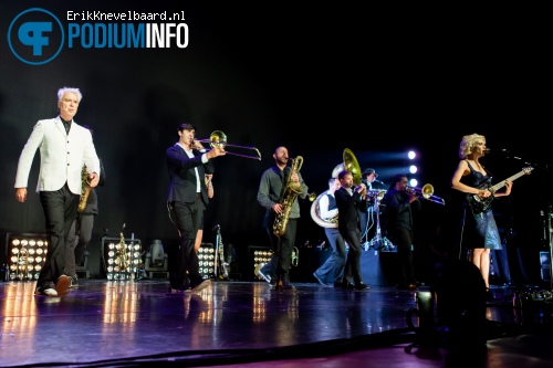 David Byrne op David Byrne & St. Vincent - 25/08 - Vredenburg foto