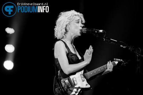 St. Vincent op David Byrne & St. Vincent - 25/08 - Vredenburg foto