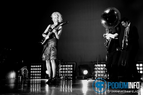 St. Vincent op David Byrne & St. Vincent - 25/08 - Vredenburg foto