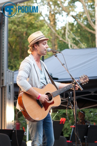 Niels Geusebroek op Hooverphonic - 25/8 - Openlucht Theater Amsterdamse Bos foto