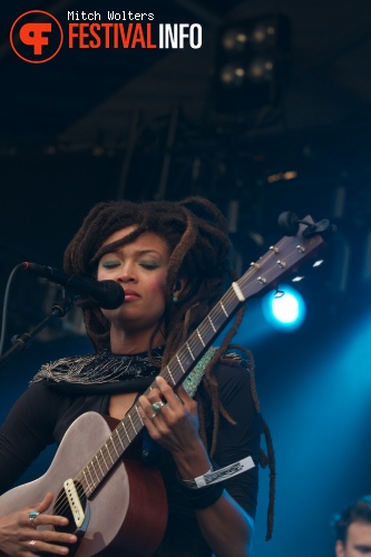 Valerie June op Into The Great Wide Open 2013 - dag 1 foto