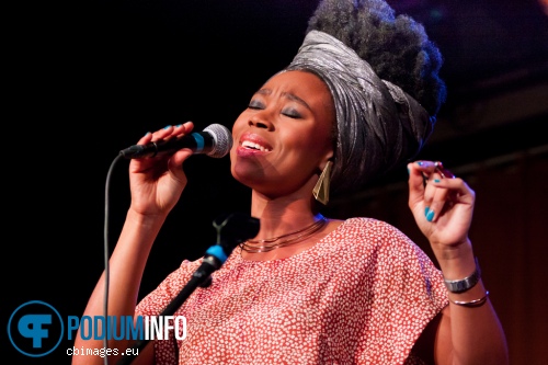Ntjam Rosie op Andy Allo - 30/11 - People's Place foto