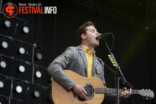 Douwe Bob op Bevrijdingsfestival Overijssel 2014 foto