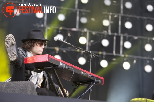 Douwe Bob op Bevrijdingsfestival Overijssel 2014 foto