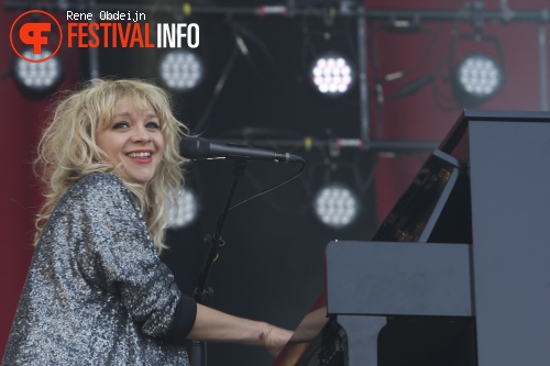 Jacqueline Govaert op Bevrijdingsfestival Overijssel 2014 foto