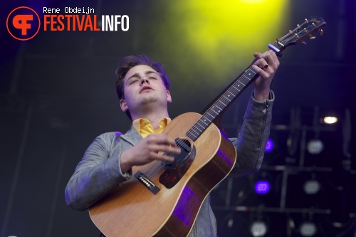 Douwe Bob op Bevrijdingsfestival Overijssel 2014 foto