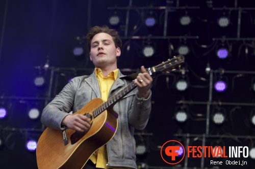 Douwe Bob op Bevrijdingsfestival Overijssel 2014 foto