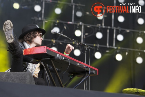 Douwe Bob op Bevrijdingsfestival Overijssel 2014 foto