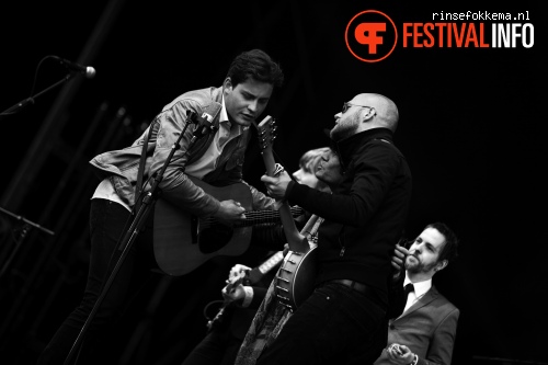 Douwe Bob op Bevrijdingsfestival Overijssel 2014 foto