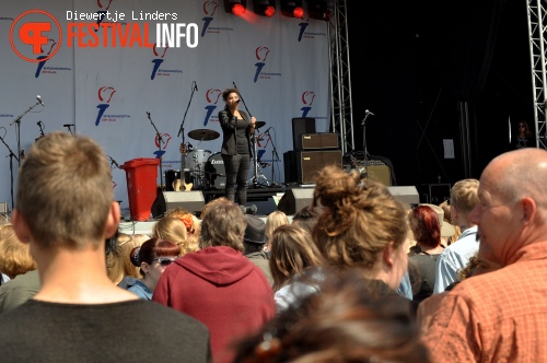 Julia van der Toorn op Bevrijdingsfestival Den haag foto