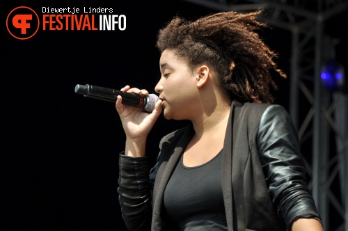 Julia van der Toorn op Bevrijdingsfestival Den haag foto