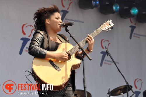 Julia van der Toorn op Bevrijdingsfestival Den haag foto