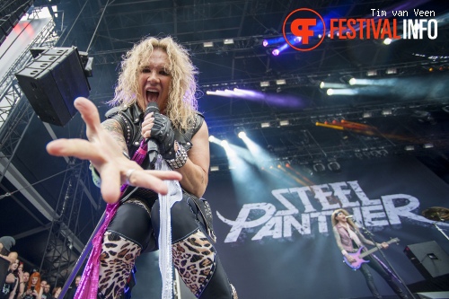 Steel Panther op Graspop Metal Meeting 2014 dag 1 foto