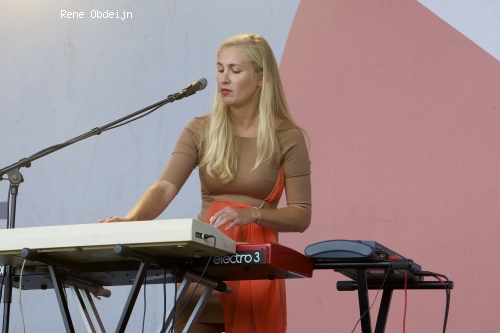 Eefje de Visser op Parkpop 2014 foto