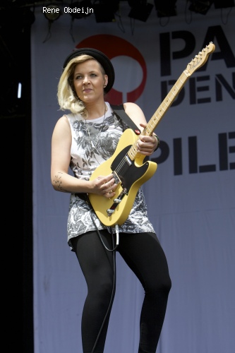 Dudettes op Parkpop 2014 foto