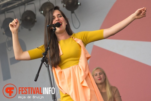 Eefje de Visser op Parkpop 2014 foto