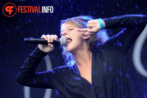 Selah Sue op De Wereld Draait Buiten 2014 foto