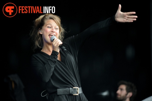 Selah Sue op De Wereld Draait Buiten 2014 foto