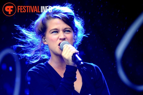 Selah Sue op De Wereld Draait Buiten 2014 foto